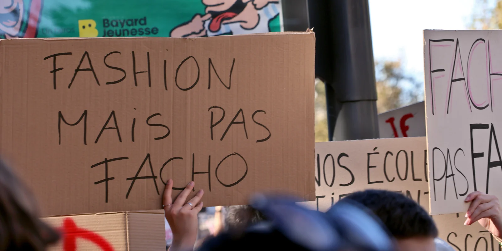Manifestation étudiante à Paris le 6 octobre 2026, avec des pancartes manuscrites