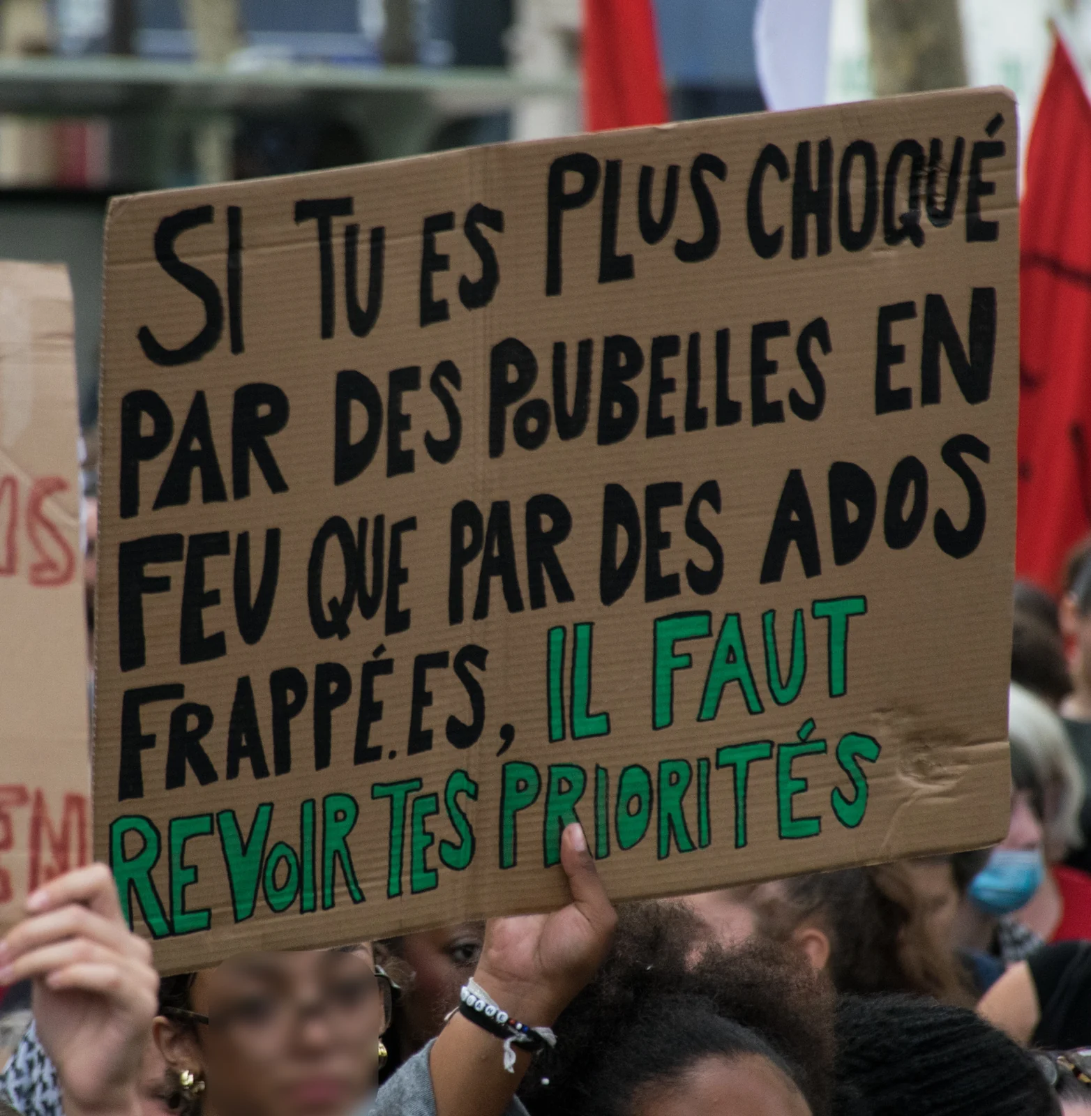 Une pancarte manuscrite dans une manifestation étudiante à Paris, le 6 octobre 2026