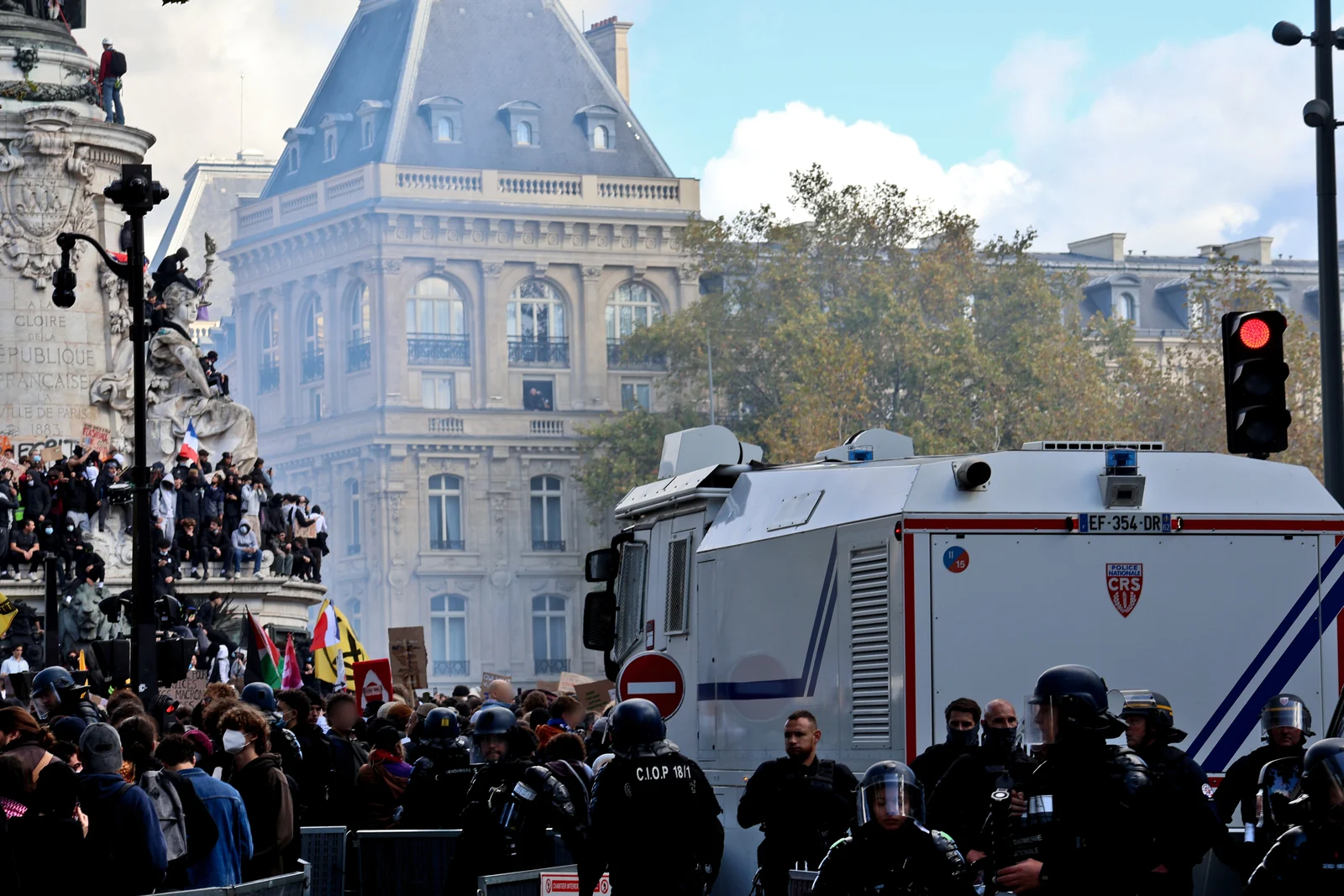 Manifestants, policiers et véhicule de police place de la République à Paris, le 17 octobre 2026